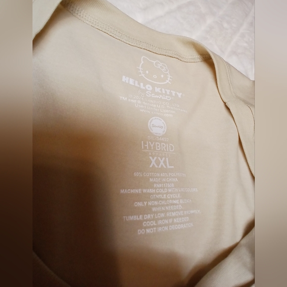 Hello Kitty Graphic T-Shirt Beige XXL -NWOT - Picture 3 of 6